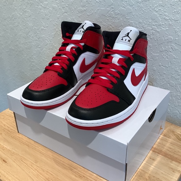 🖤❤️NIKE AIR JORDAN 1 MID SNEAKERS❤️🖤 - Picture 8 of 12